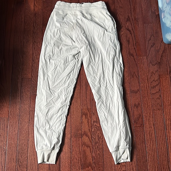 Lululemon Mid Rise Joggers Very Light Gray Almost White Size 4 - Picture 2 of 4